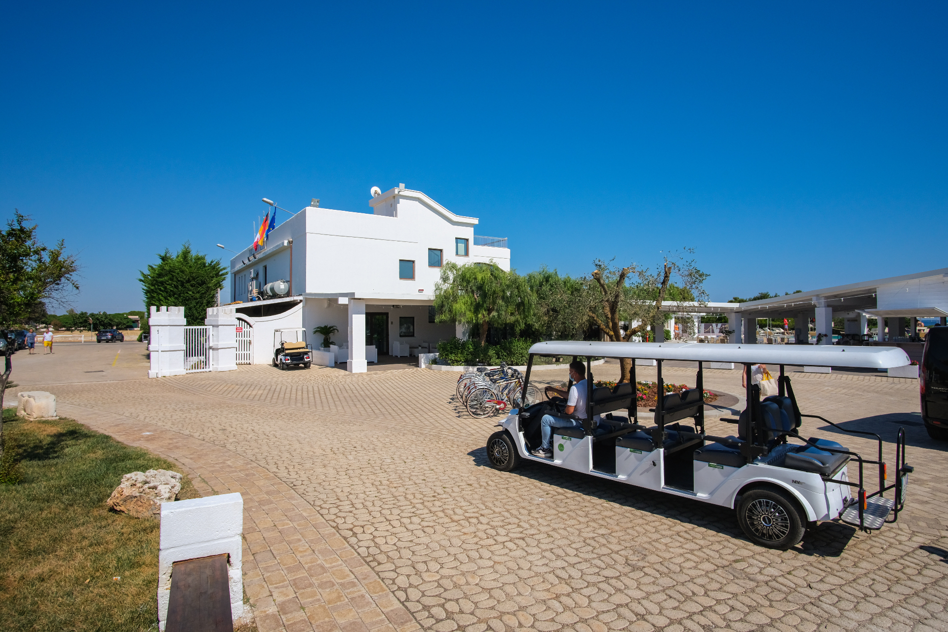Navetta elettrica del Torre Guaceto Greenblu Resort per il trasferimento alla spiaggia privata